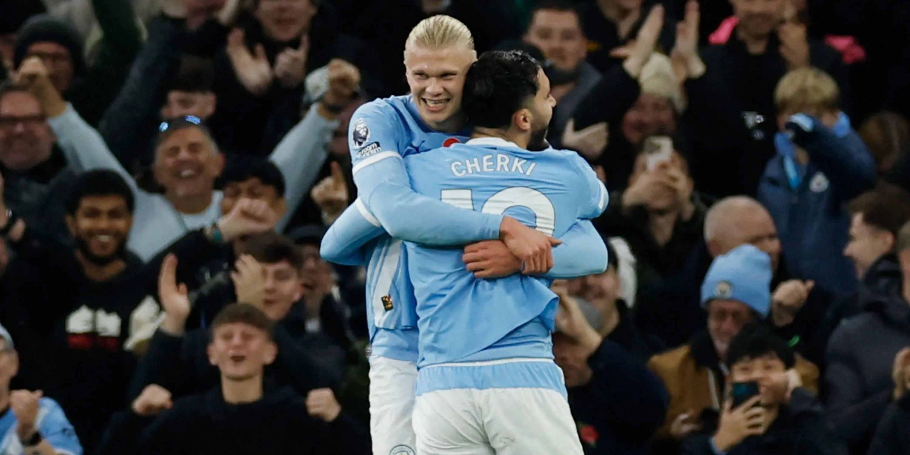 Cầu thủ Erling Haaland ăn mừng bàn thắng cùng đồng đội Rayan Cherki trong trận Manchester City gặp Bournemouth
