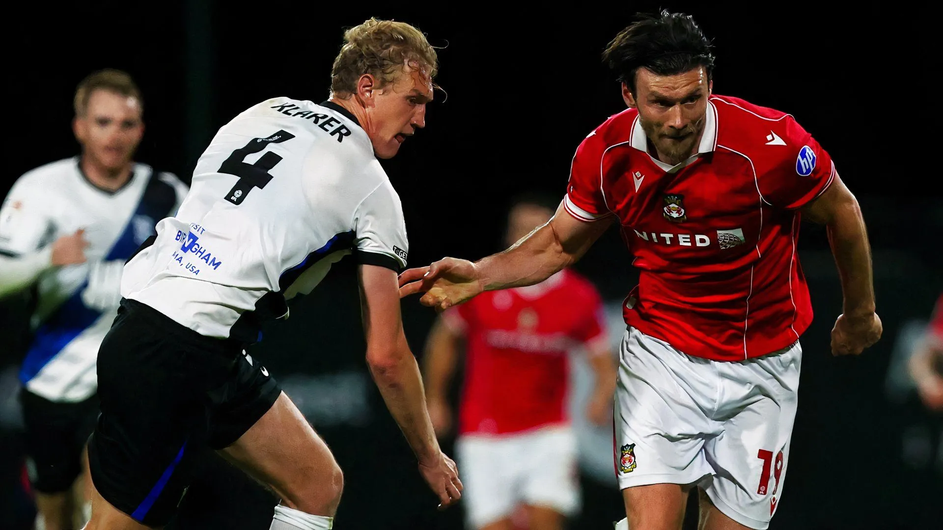 Christoph Klarer của Birmingham City đối mặt với Wrexham - lãnh đạo hàng phòng ngự với kỹ năng chuyền bóng chính xác