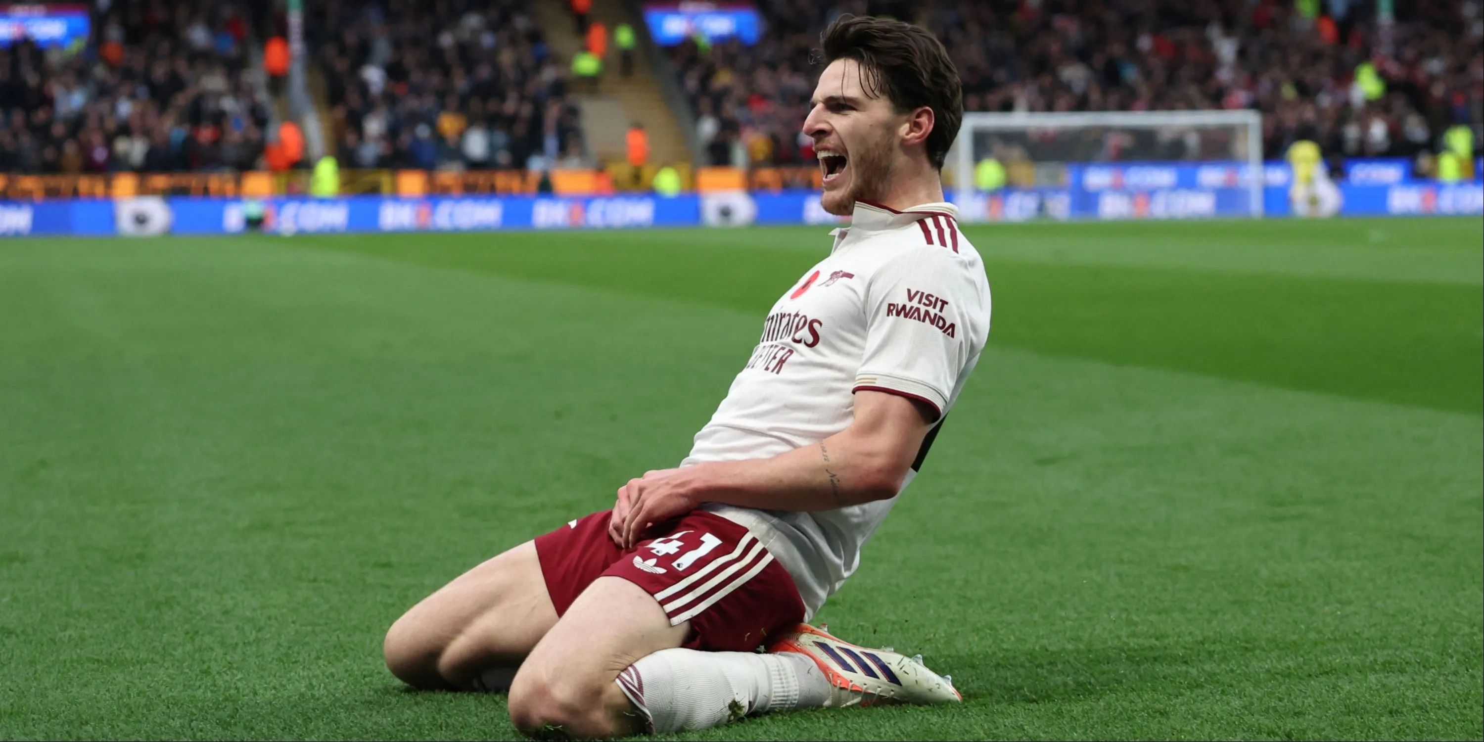 Declan Rice đang thực hiện một pha chuyền bóng chính xác tại sân Burnley