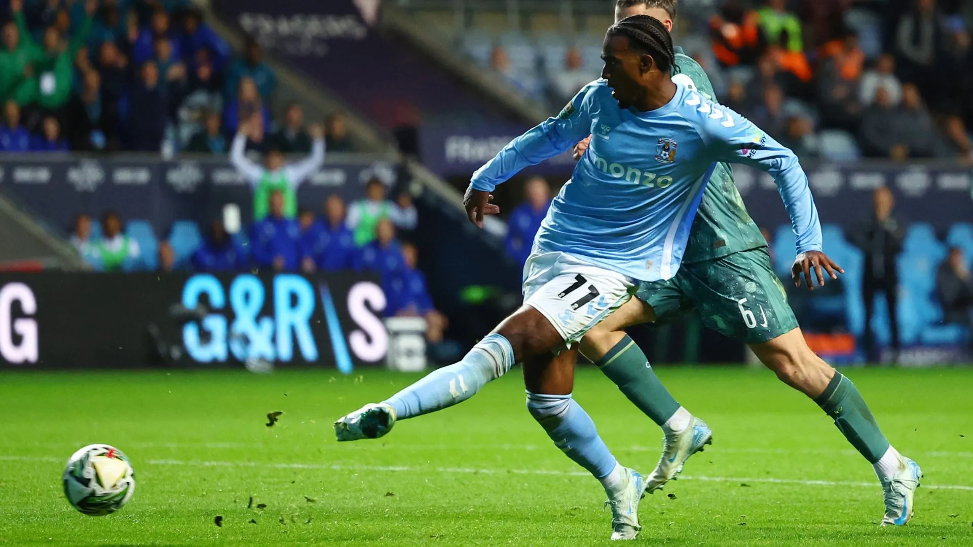 Haji Wright cầu thủ Coventry City tranh giành bóng trong trận đấu