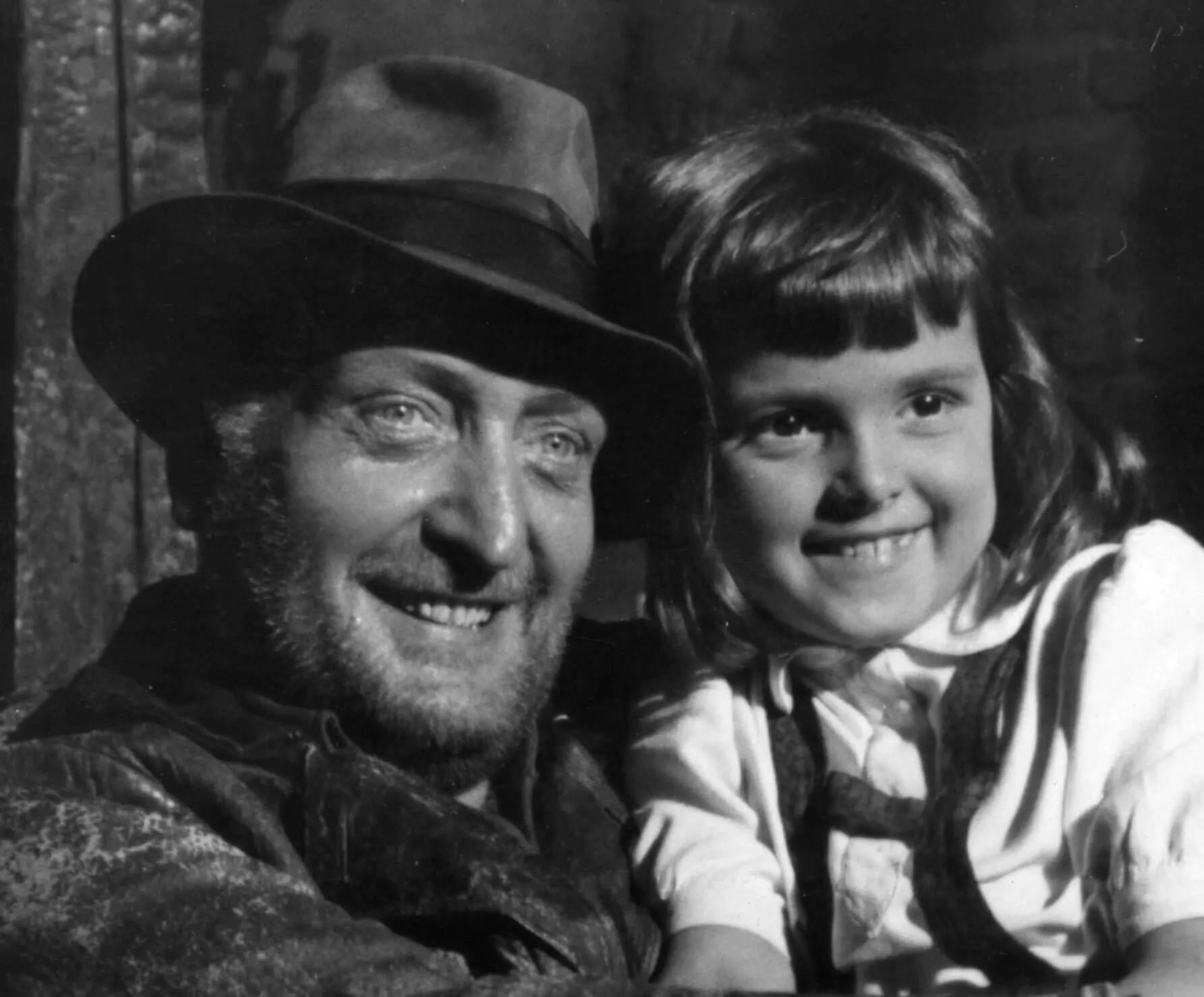 Hans Albers (trái) đã trình diễn ca khúc Das Herz von St. Pauli trong bộ phim cùng tên