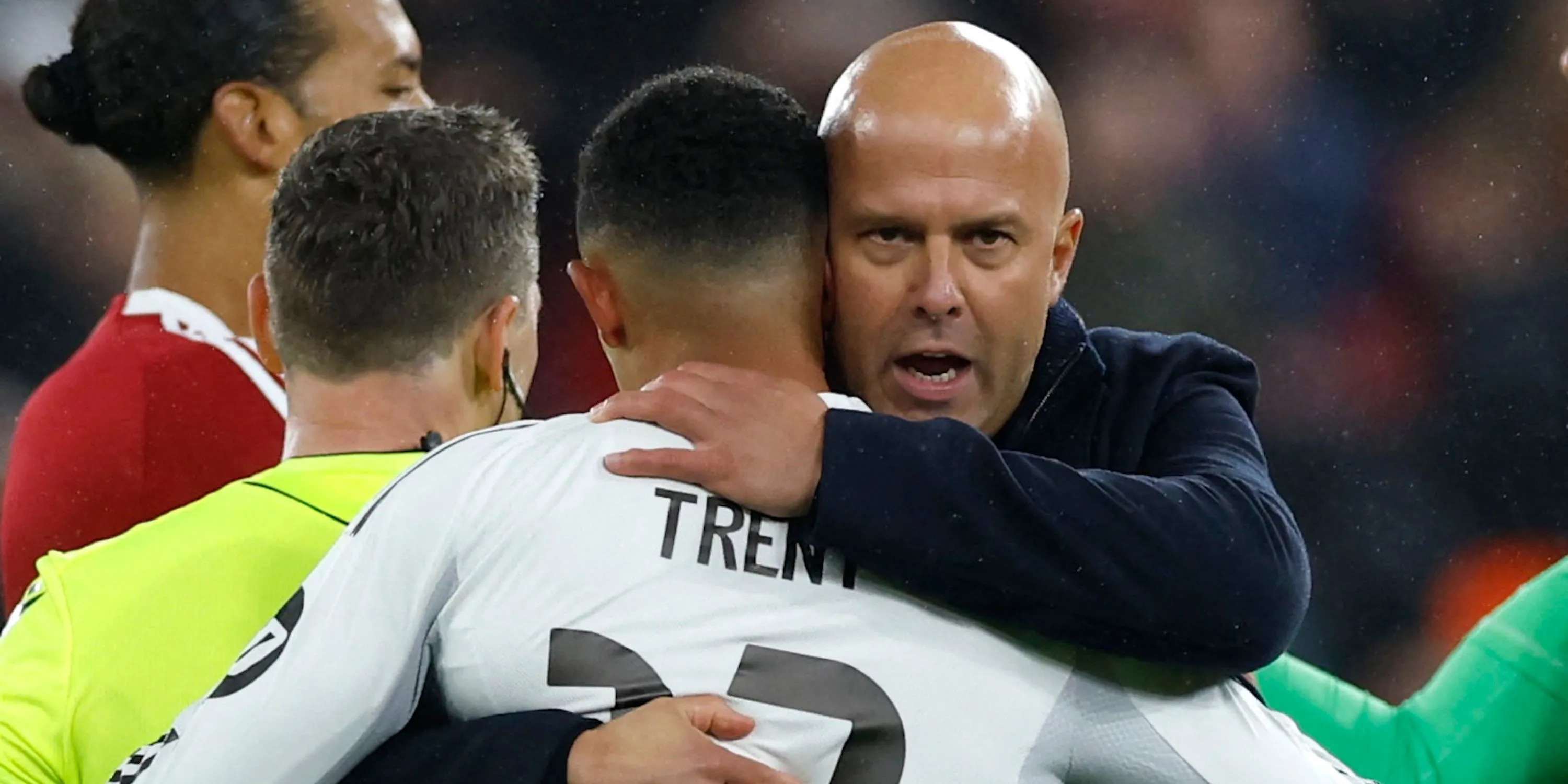 Huấn luyện viên Arne Slot ôm Trent Alexander-Arnold của Real Madrid sau trận đấu