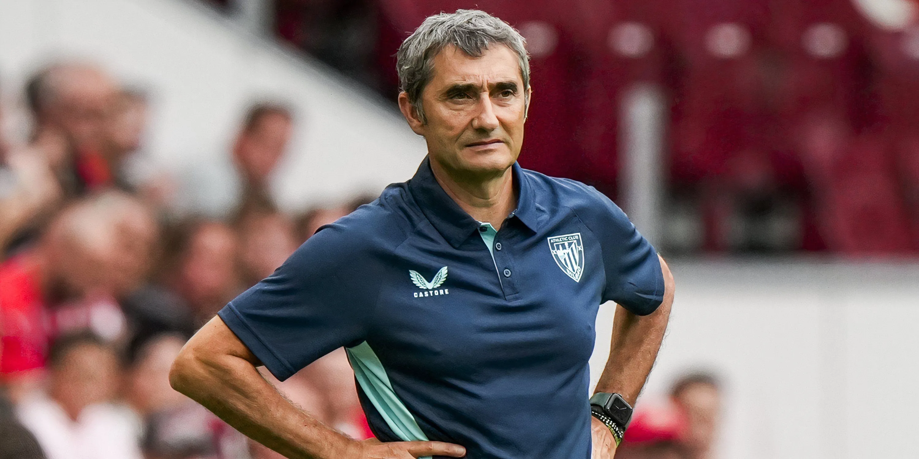 Huấn luyện viên Athletic Bilbao Ernesto Valverde theo dõi trận đấu từ chiếc ghế huấn luyện