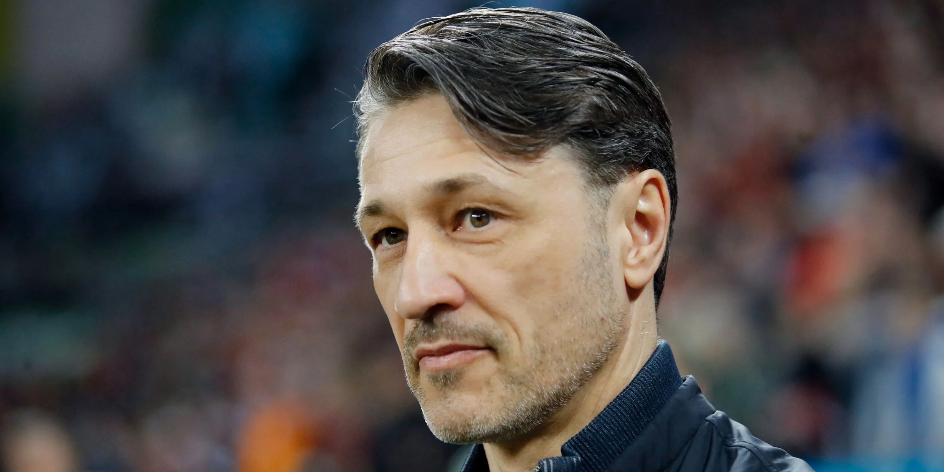 Huấn luyện viên Niko Kovac quan sát từ đường biên trong trận đấu