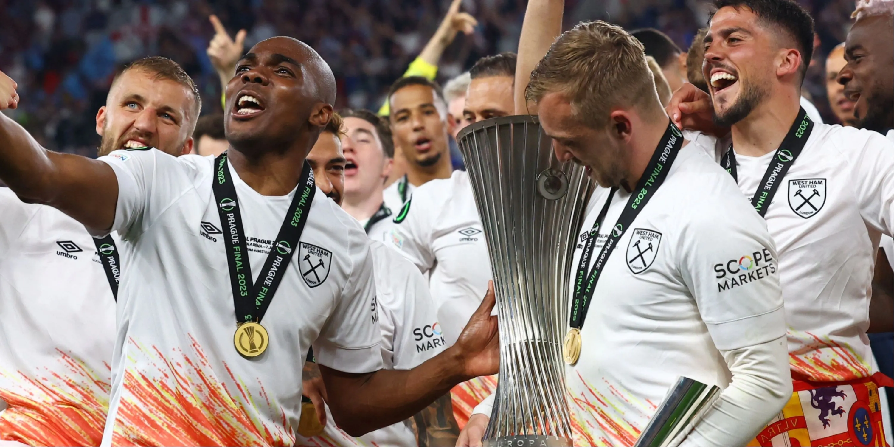 Jarrod Bowen nâng cao chiếc Cup Conference League cho West Ham United