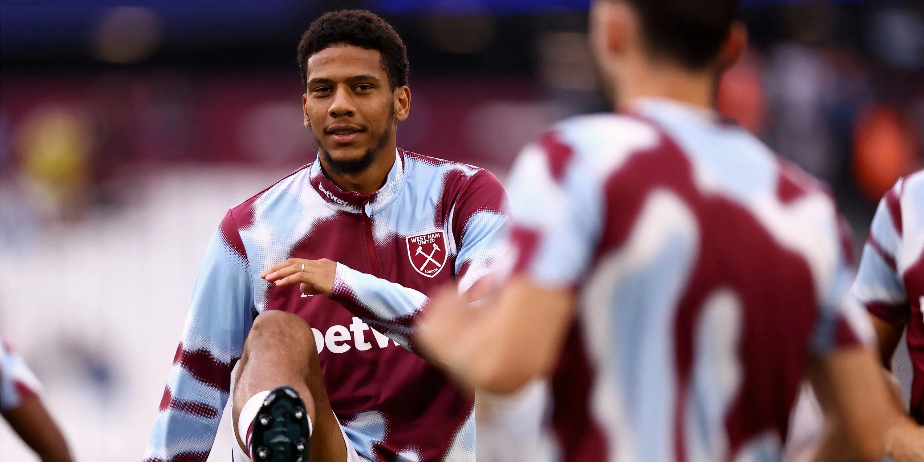 Jean-Clair Todibo bảo vệ bóng cho West Ham United