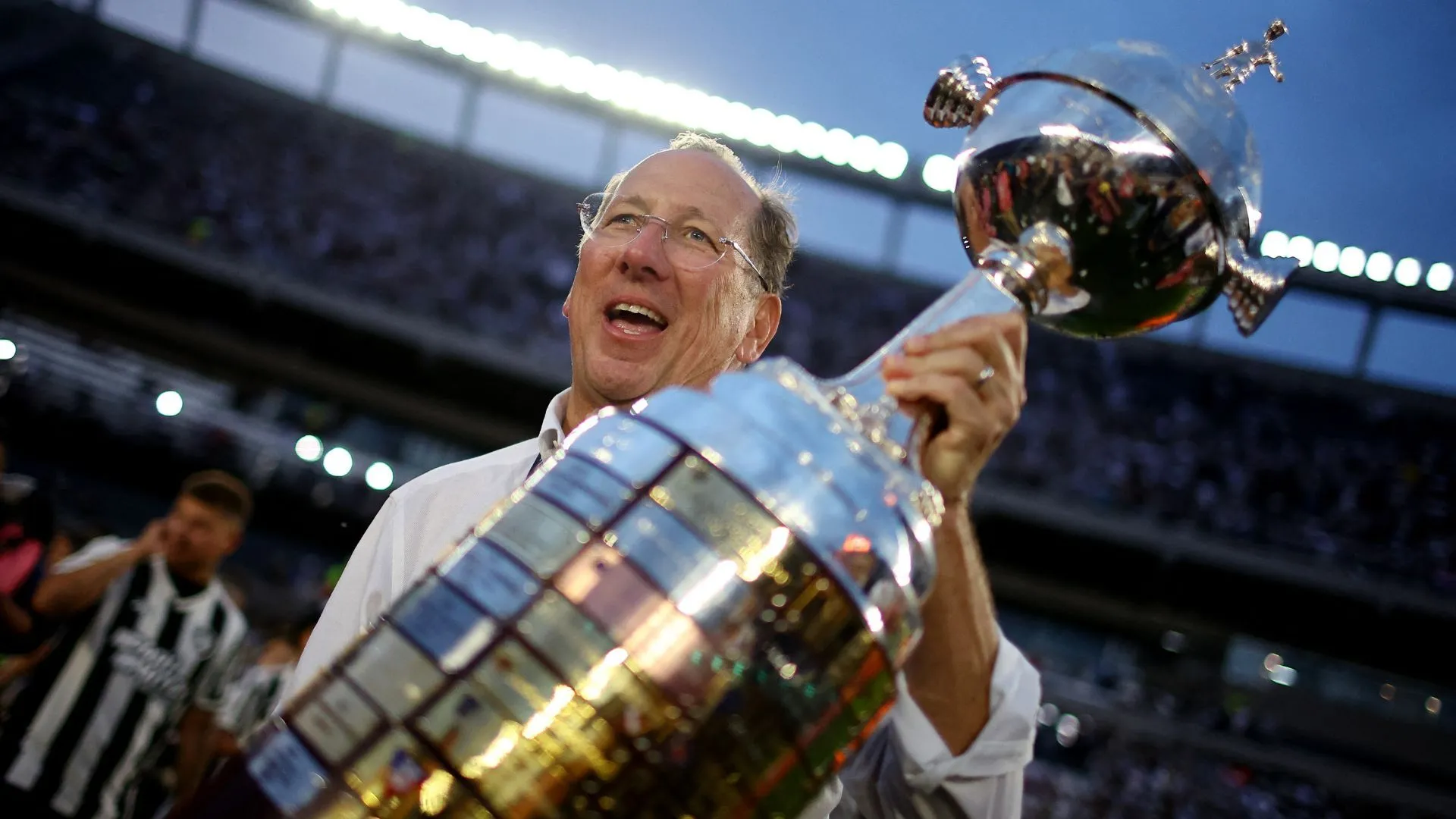 John Textor, doanh nhân tỷ phú người Mỹ với sở thích bóng đá toàn cầu