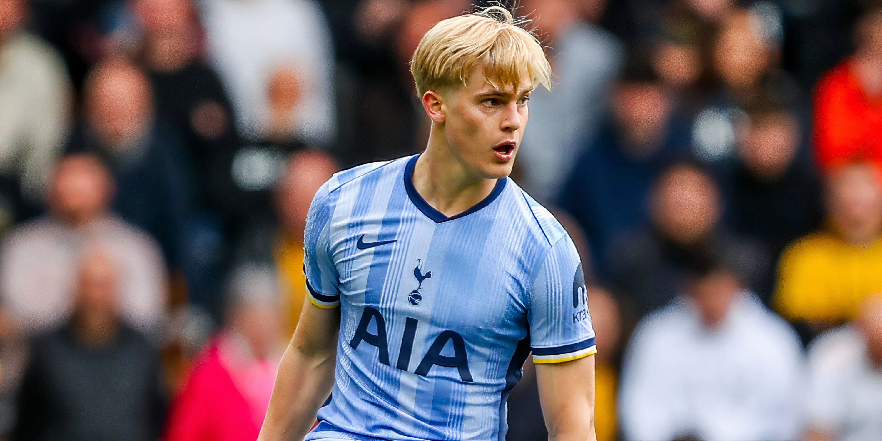Lucas Bergvall - tiền vệ trẻ tuổi Thụy Điển của Tottenham với khả năng chạy bóng năng động