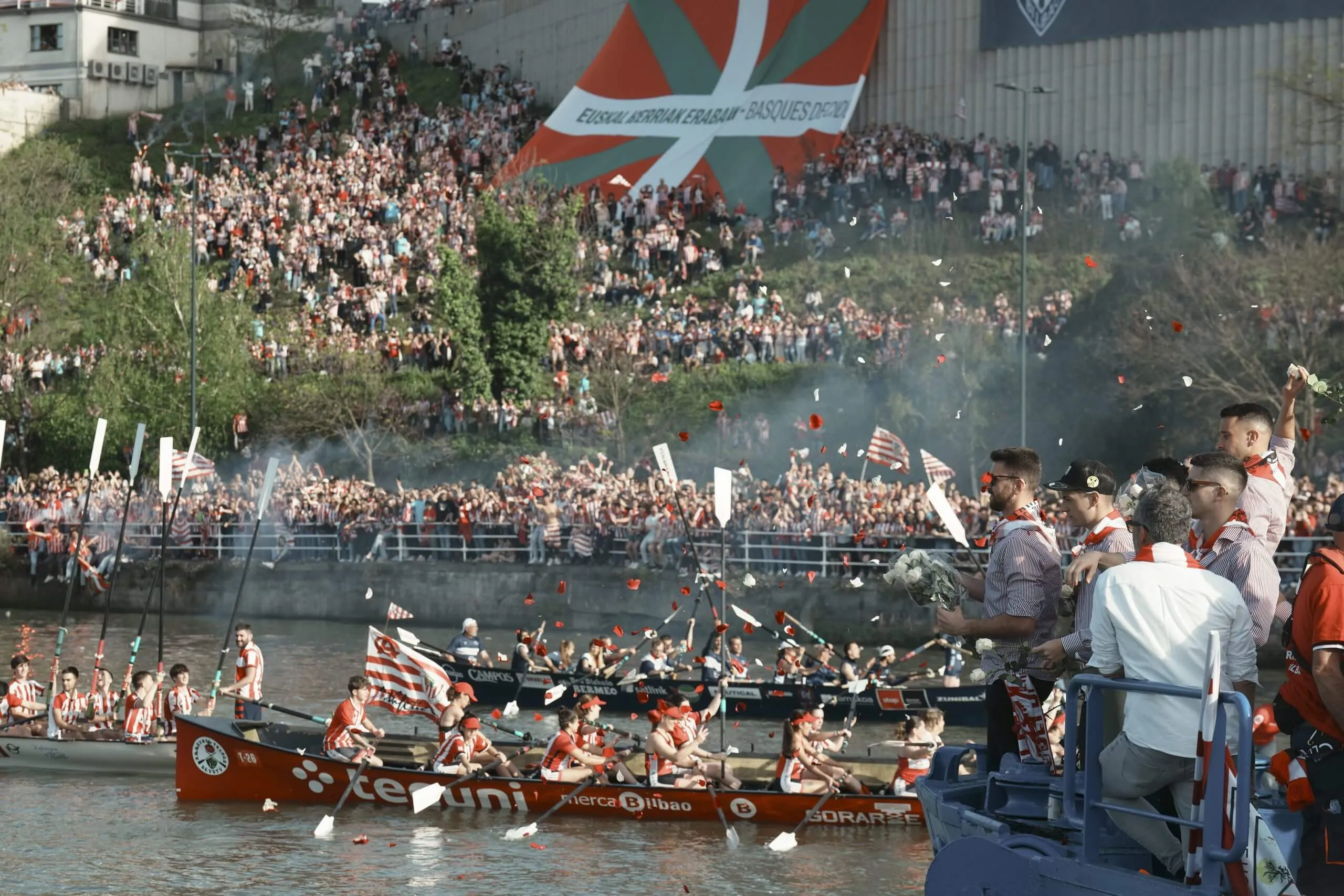 Màn ăn mừng lịch sử của Athletic Club trên sông Nervion sau 40 năm chờ đợi một danh hiệu lớn