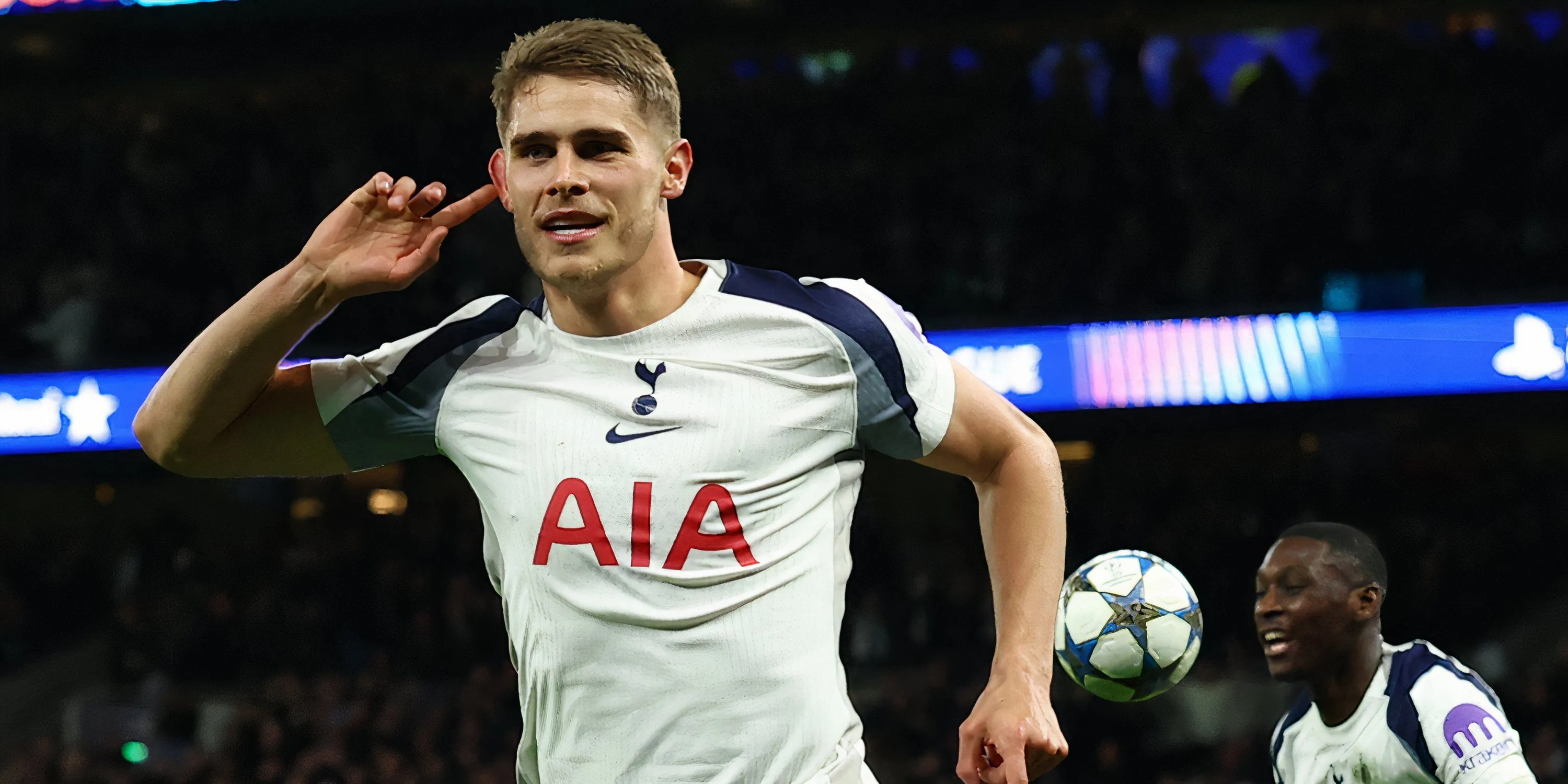Micky van de Ven (áo trắng) thi đấu cho Tottenham ở Champions League