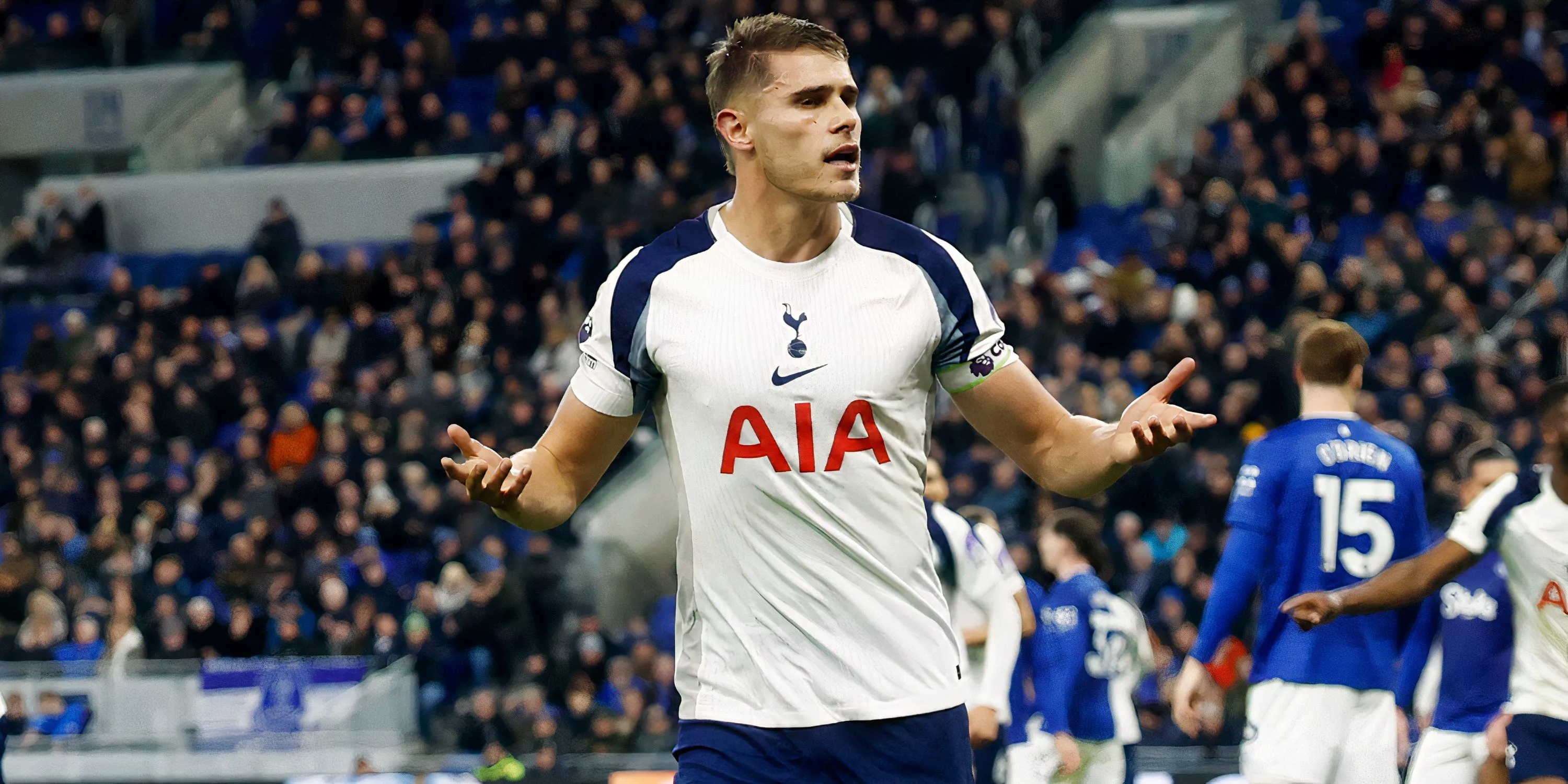 Micky van de Ven vui vẻ sau khi ghi bàn cho Tottenham trước Everton