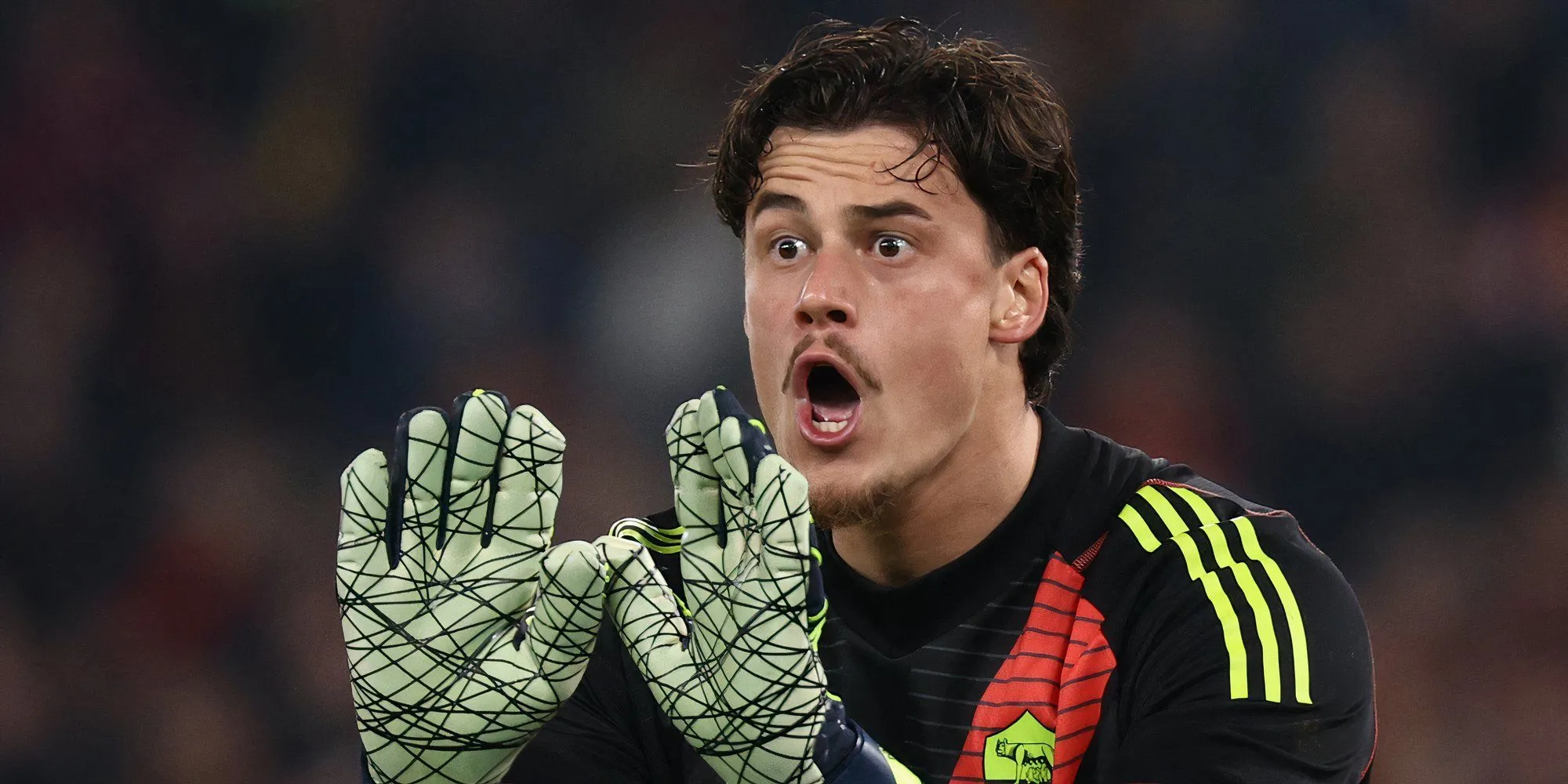 Mile Svilar - Thủ môn Roma được bầu chọn là Thủ môn hay nhất Serie A mùa 2024/25