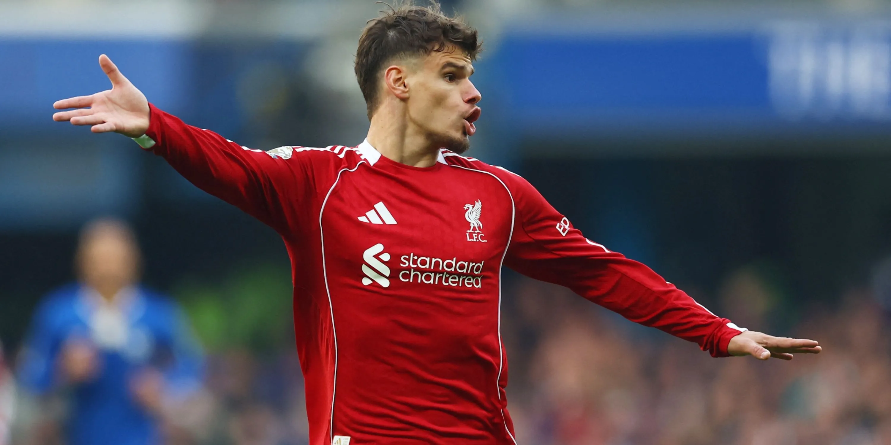 Milos Kerkez phòng ngự tại Anfield