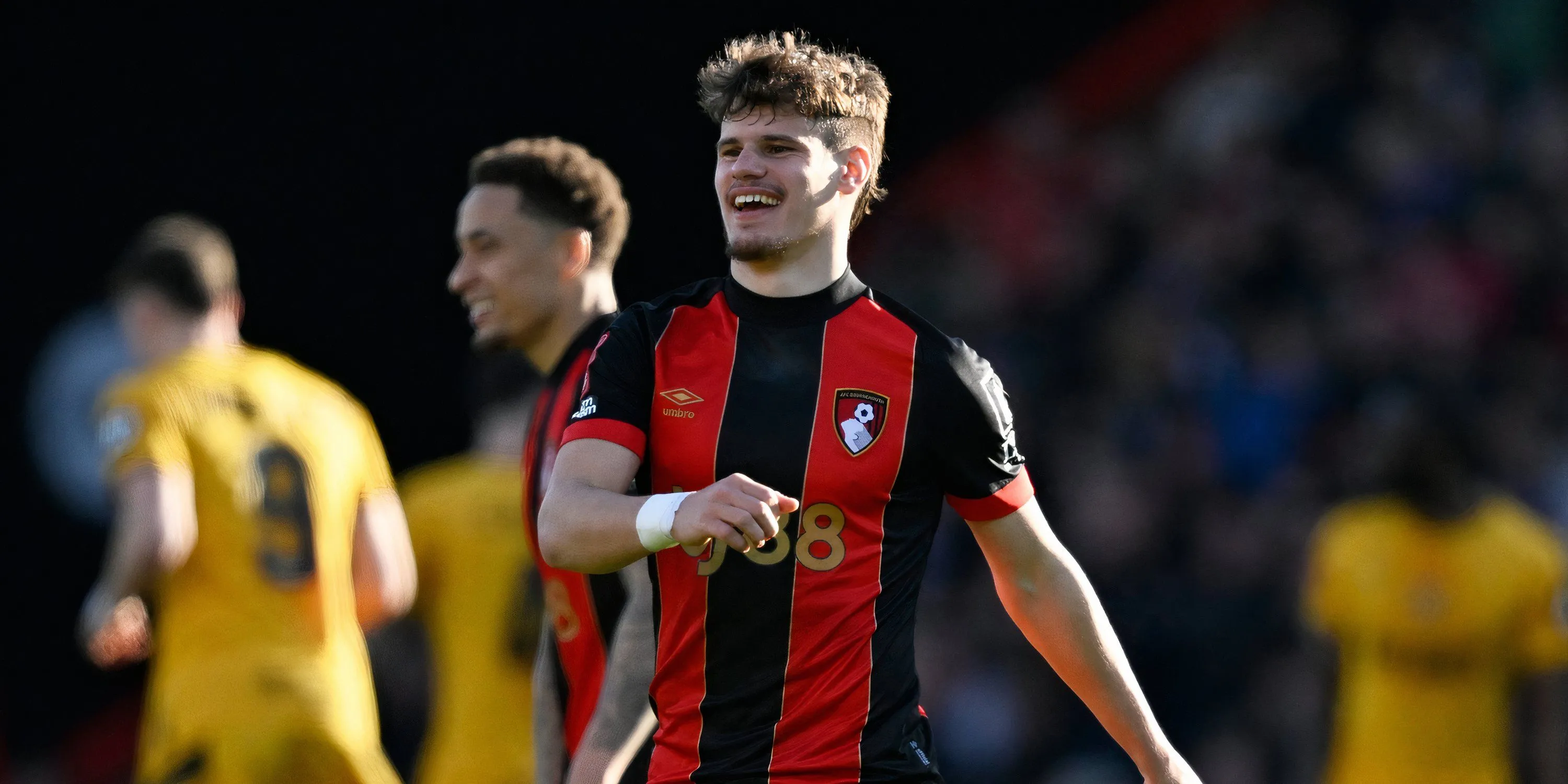 Milos Kerkez trong áo Bournemouth trước khi chuyển đến Liverpool
