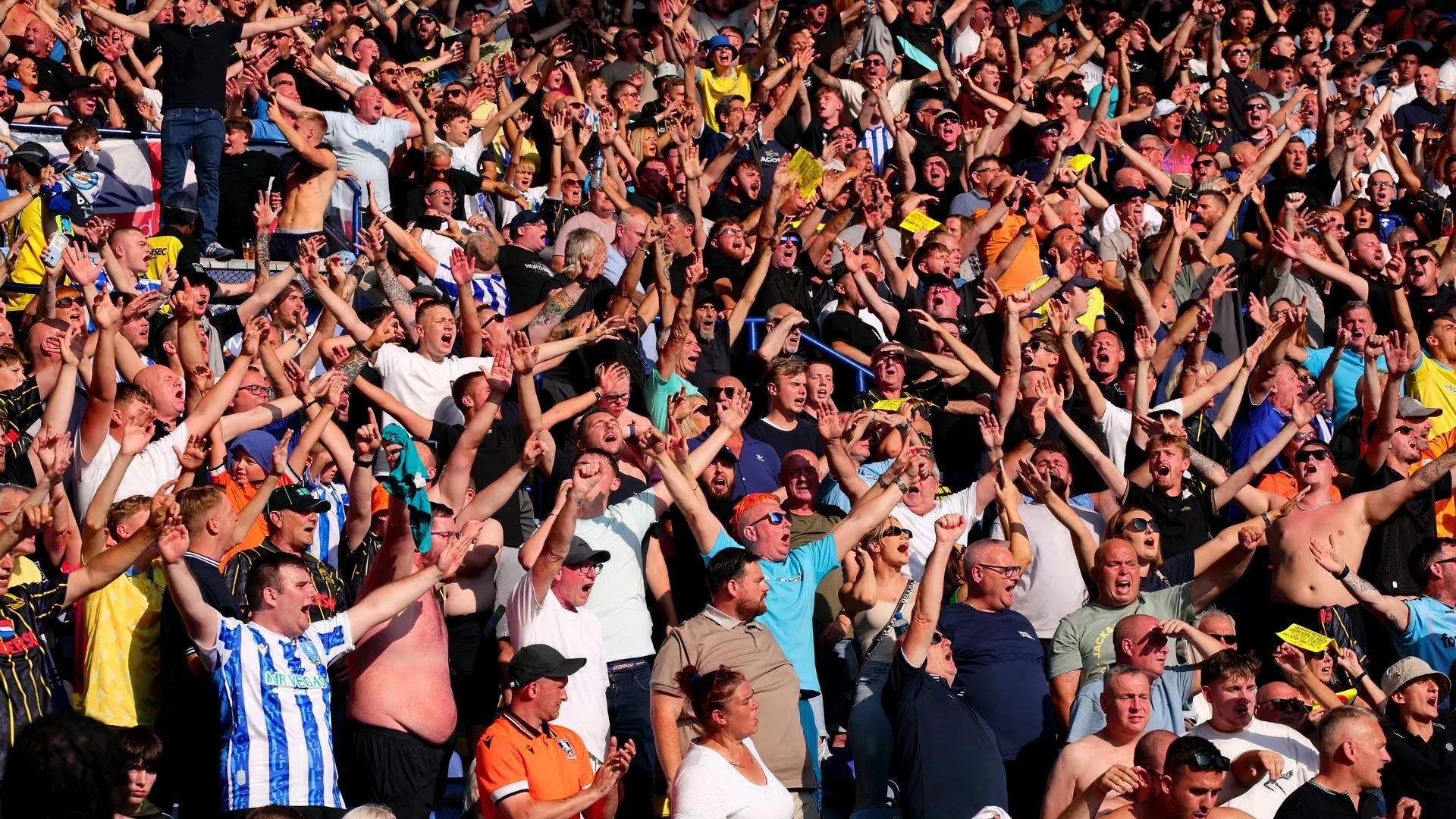 Người hâm mộ Sheffield Wednesday cổ vũ cuồng nhiệt tại sân vận động