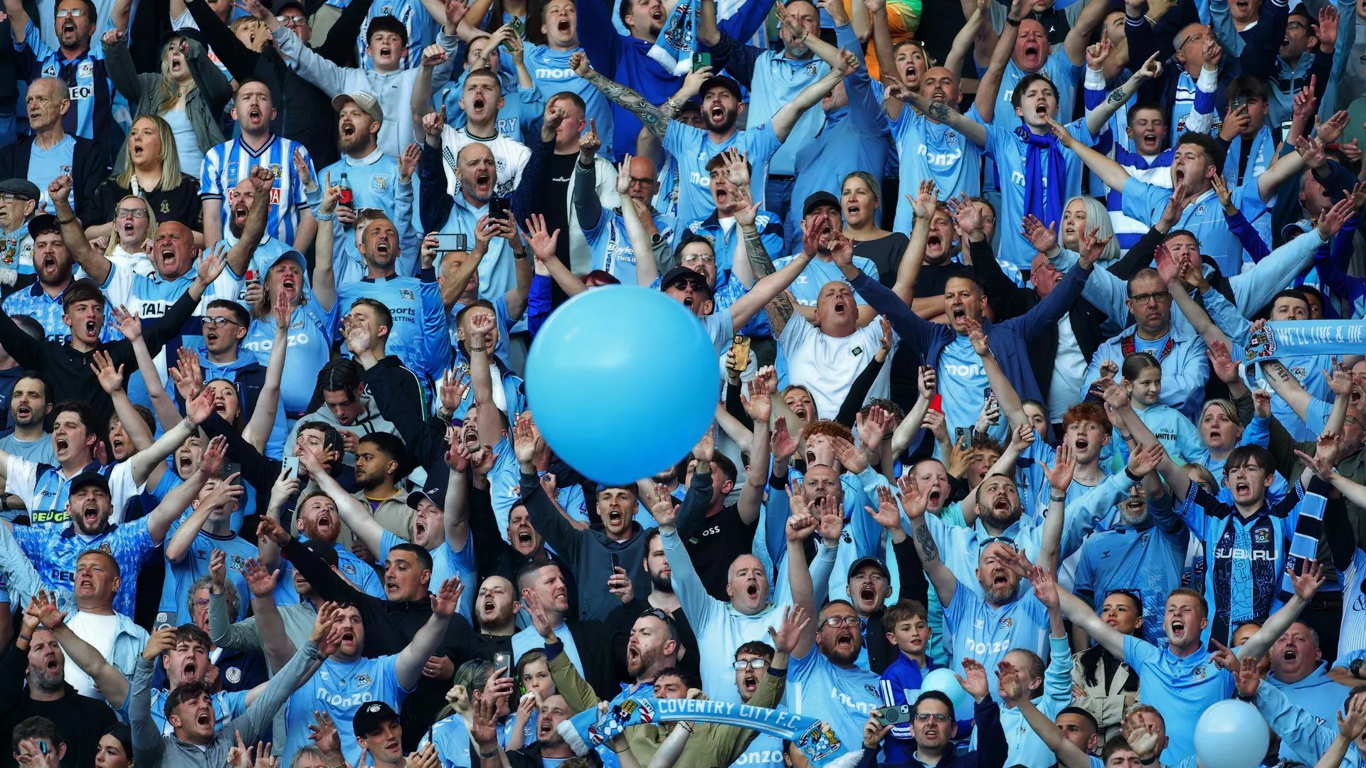 Những người hâm mộ Coventry City tại sân vận động CBS Arena, tạo nên không khí sôi động