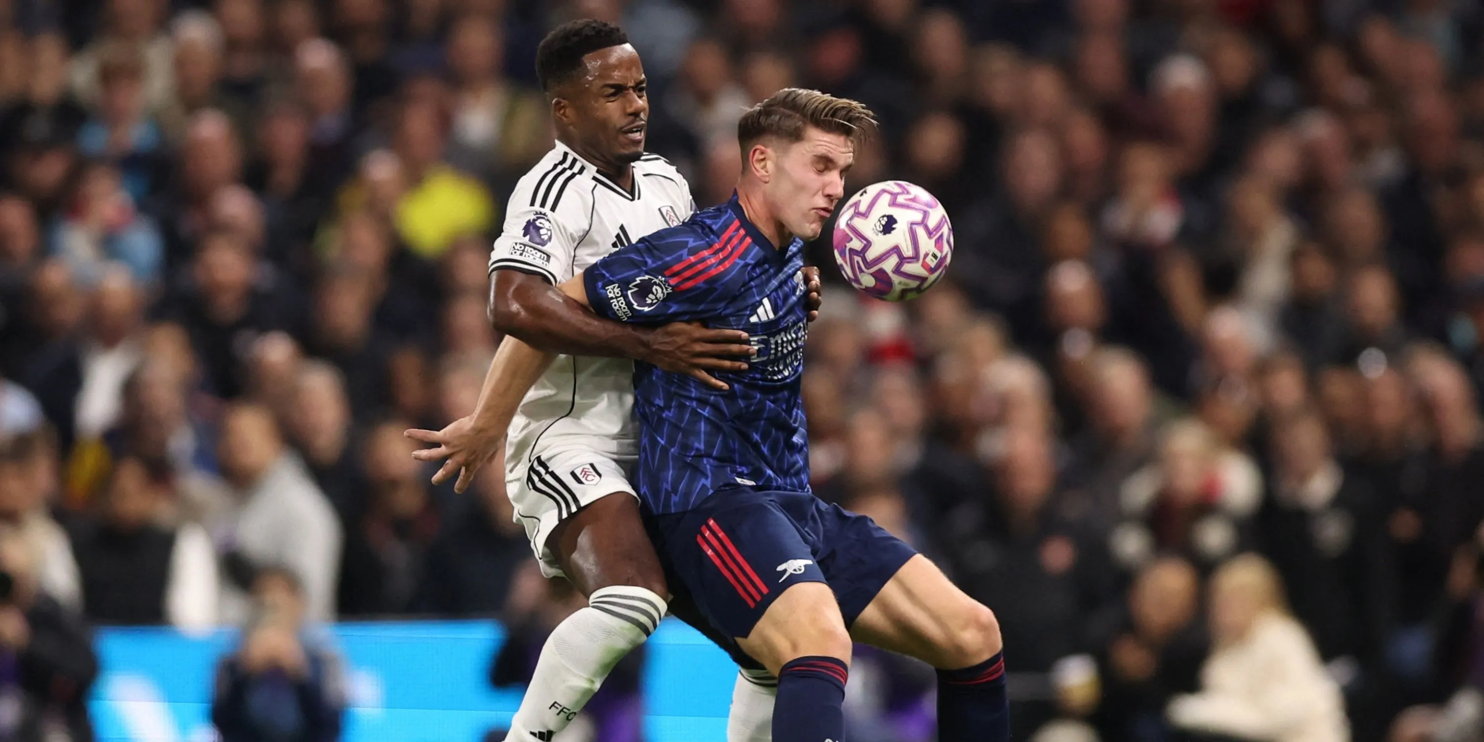 Viktor Gyokeres trong bộ áo Arsenal với biểu cảm tập trung trên sân